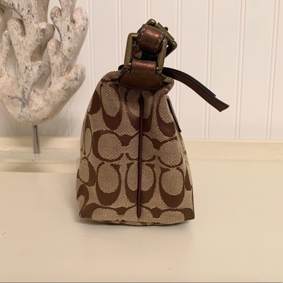 🎉🎉GOOD as NEW 🎉🎉 CLASSIC SIGNATURE COACH PURSE - Picture 2 of 8